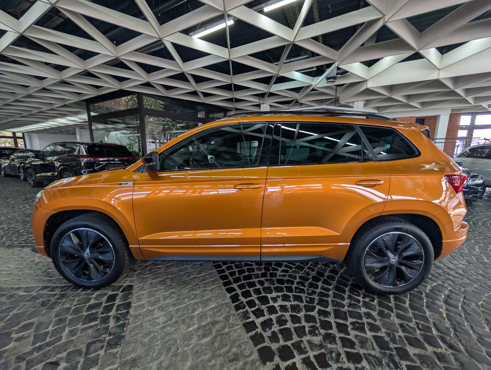 Fahrzeugabbildung SKODA Karoq Sportline 4x4 2.0 TSI PANO AHK StHz VOLL