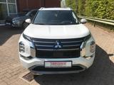 Mitsubishi Outlander 2.4 PHEV 4WD Top - Mitsubishi Outlander mit Hybrid-Antrieb: mit Klimaautomatik