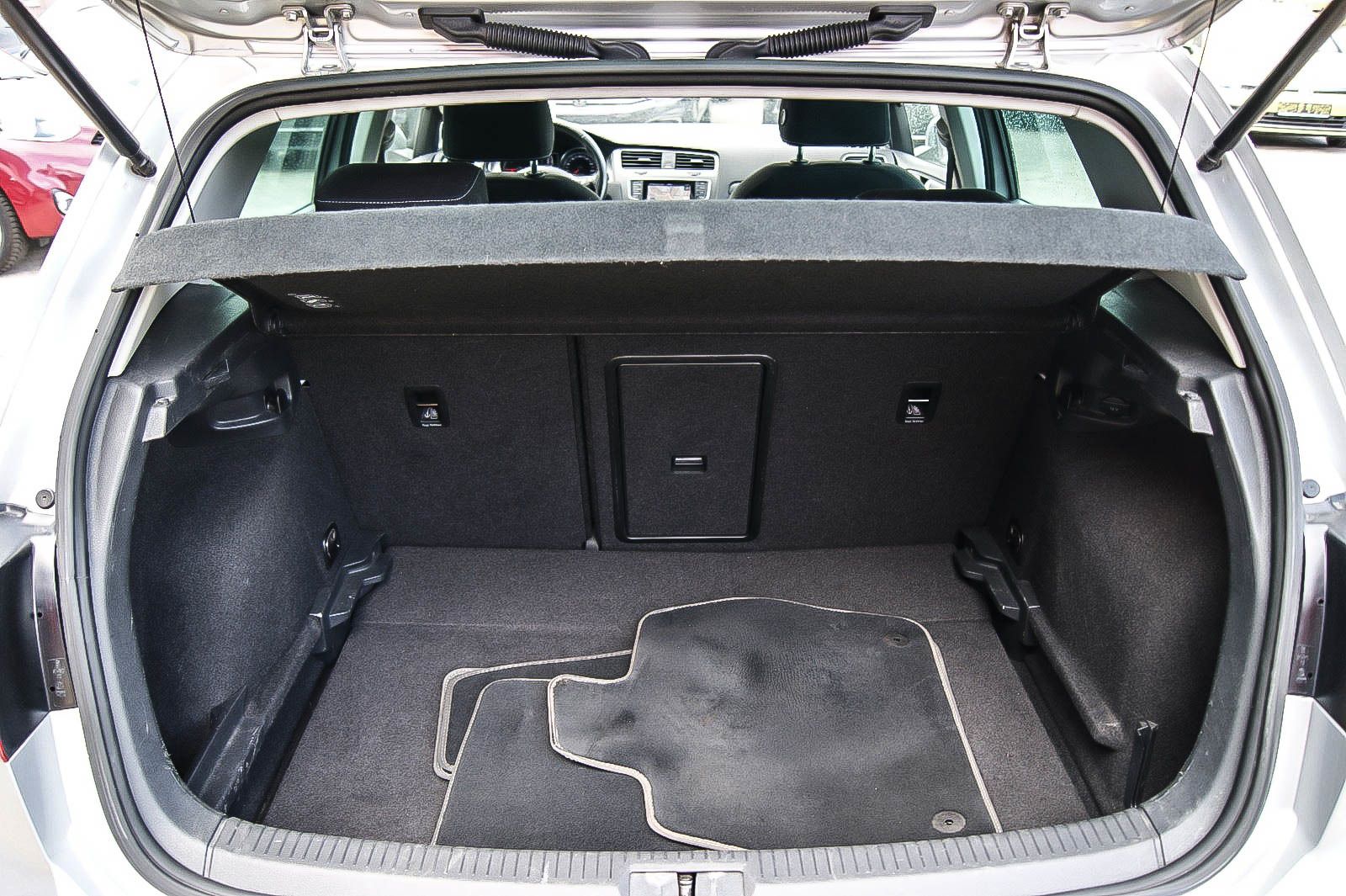 Fahrzeugabbildung Volkswagen Golf VII 1.6 TDI Lounge Bi-XENON NAVIGATION PDC