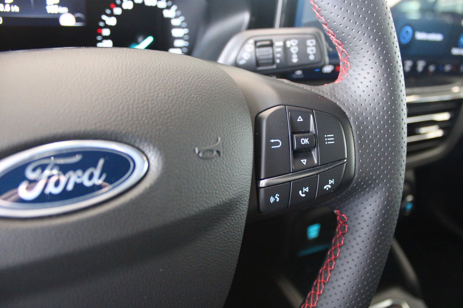 Fahrzeugabbildung Ford Focus MHEV ST-Line FahrerAssistenz + WinterPaket