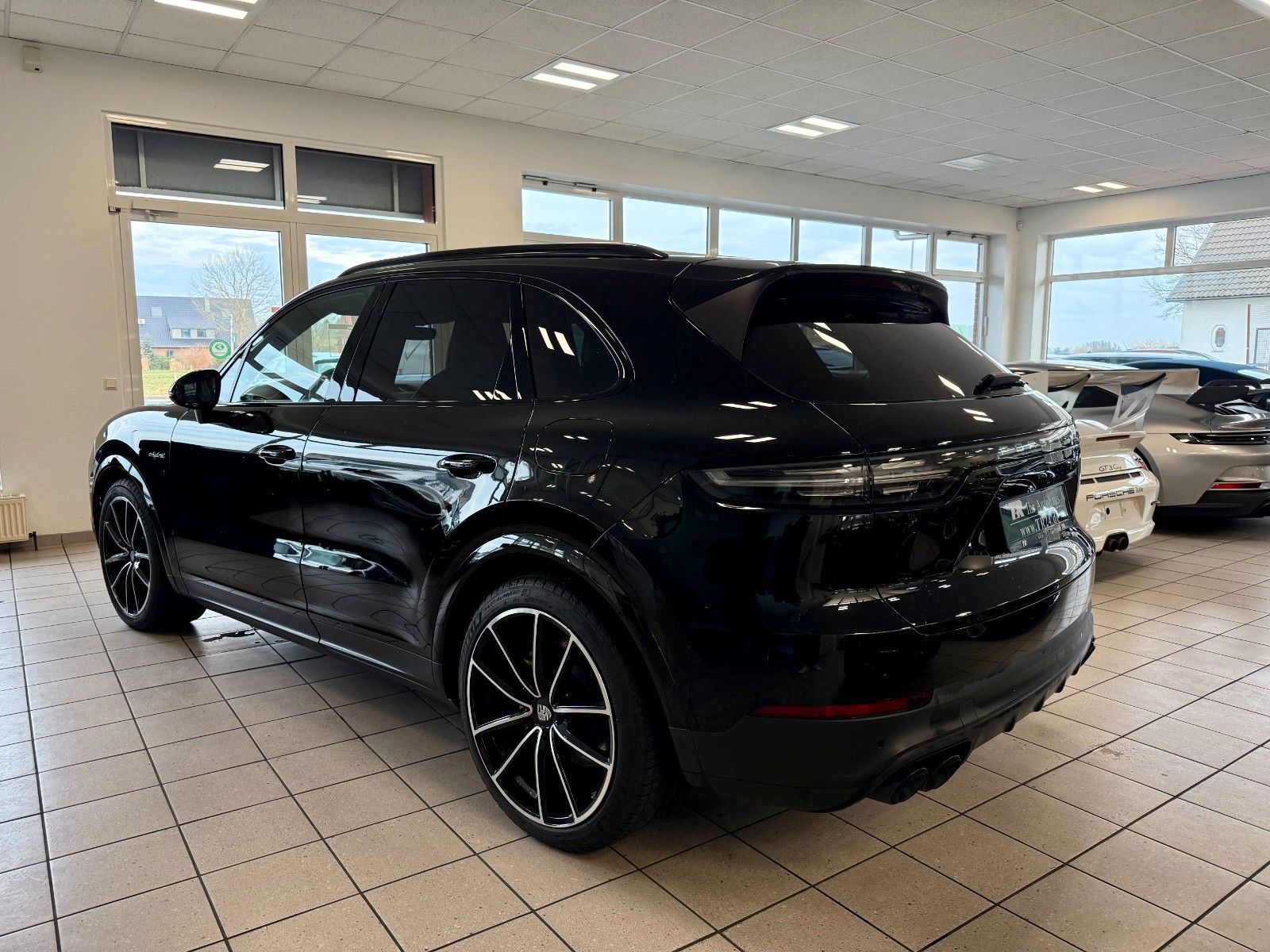 Fahrzeugabbildung Porsche Cayenne E-Hybrid Luftfederung, Panorama, HeadUP
