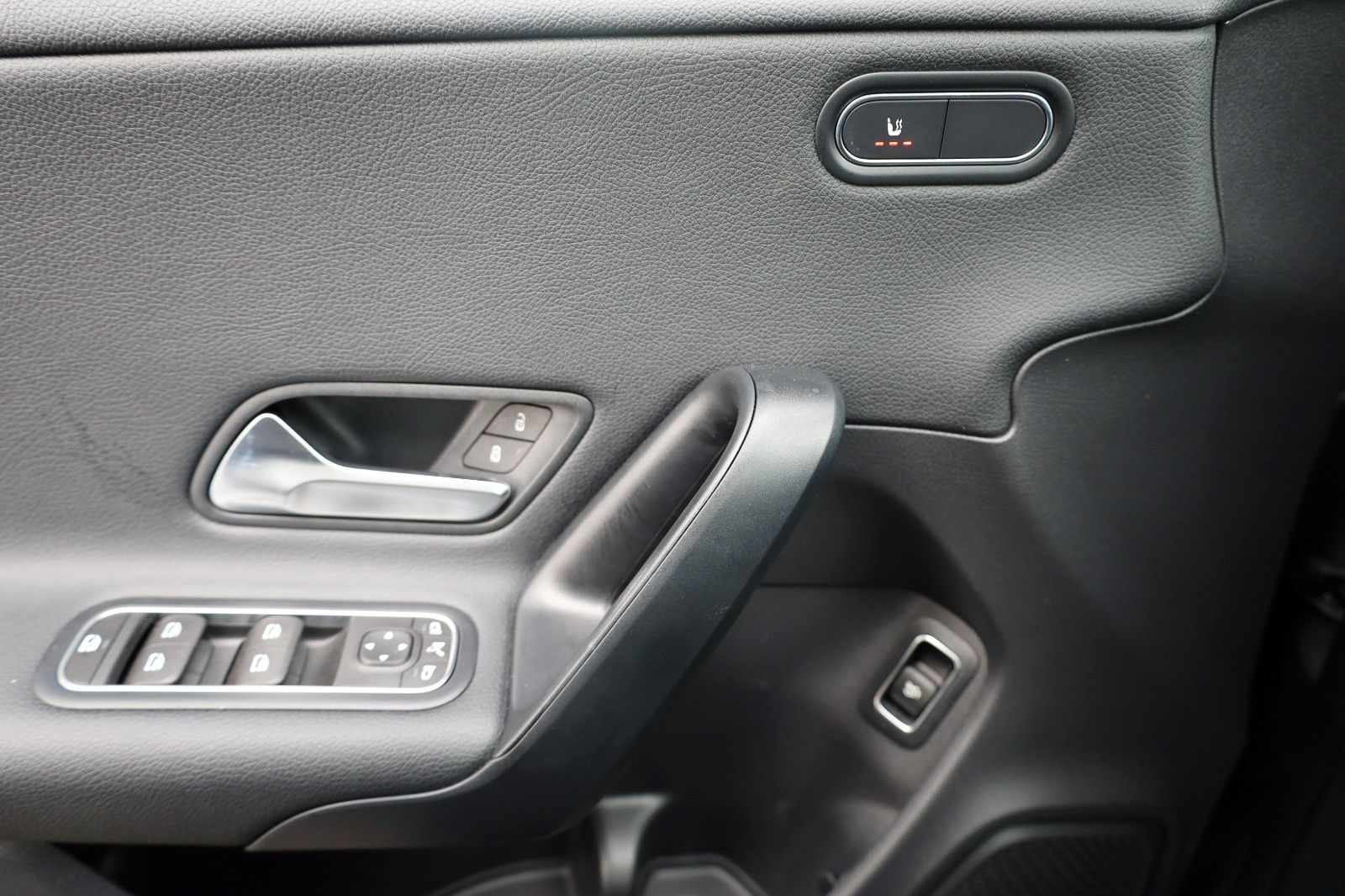 Fahrzeugabbildung Mercedes-Benz CLA 200 d, Navi, SH, Carplay, Kamera, Widescreen