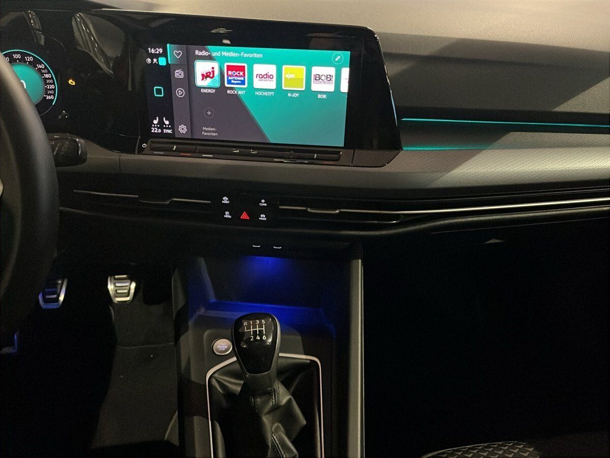 Fahrzeugabbildung Volkswagen Golf Active 1.5 TSI 6-Gang IQ.Light Navi Pano