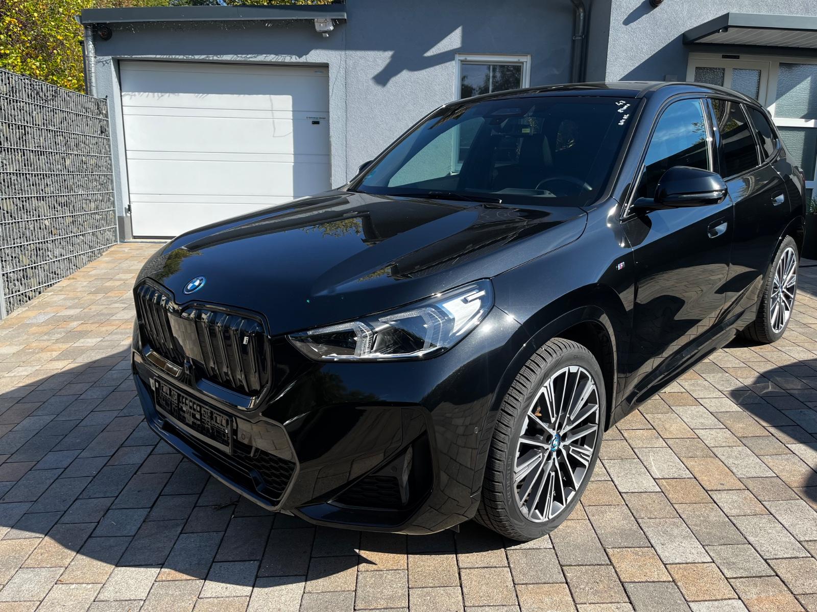BMW iX1 30 M Sport Leder LivePR HUD Pano A SITZE 20"