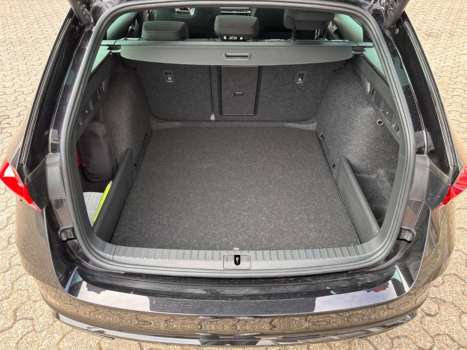 Fahrzeugabbildung SKODA Octavia RS Combi 2.0 TSI Pano/360°/Matrix/ACC