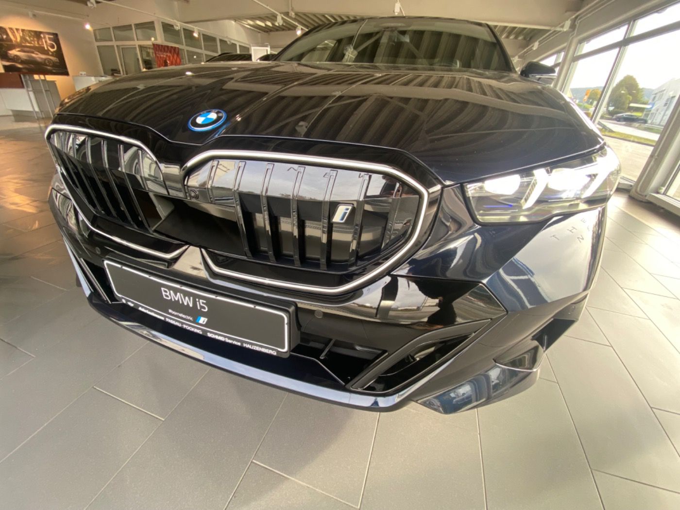 Fahrzeugabbildung BMW i5 eDrive40 M-Sportpaket-Pro PANORAMA/ACC/360