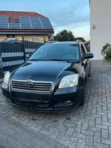 Toyota Avensis 2.2L - Toyota Avensis aus 2005 mit Diesel-Antrieb
