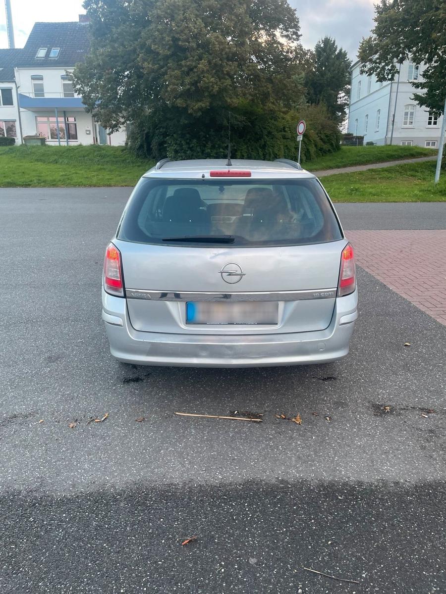 Opel Astra 2006 — rear view