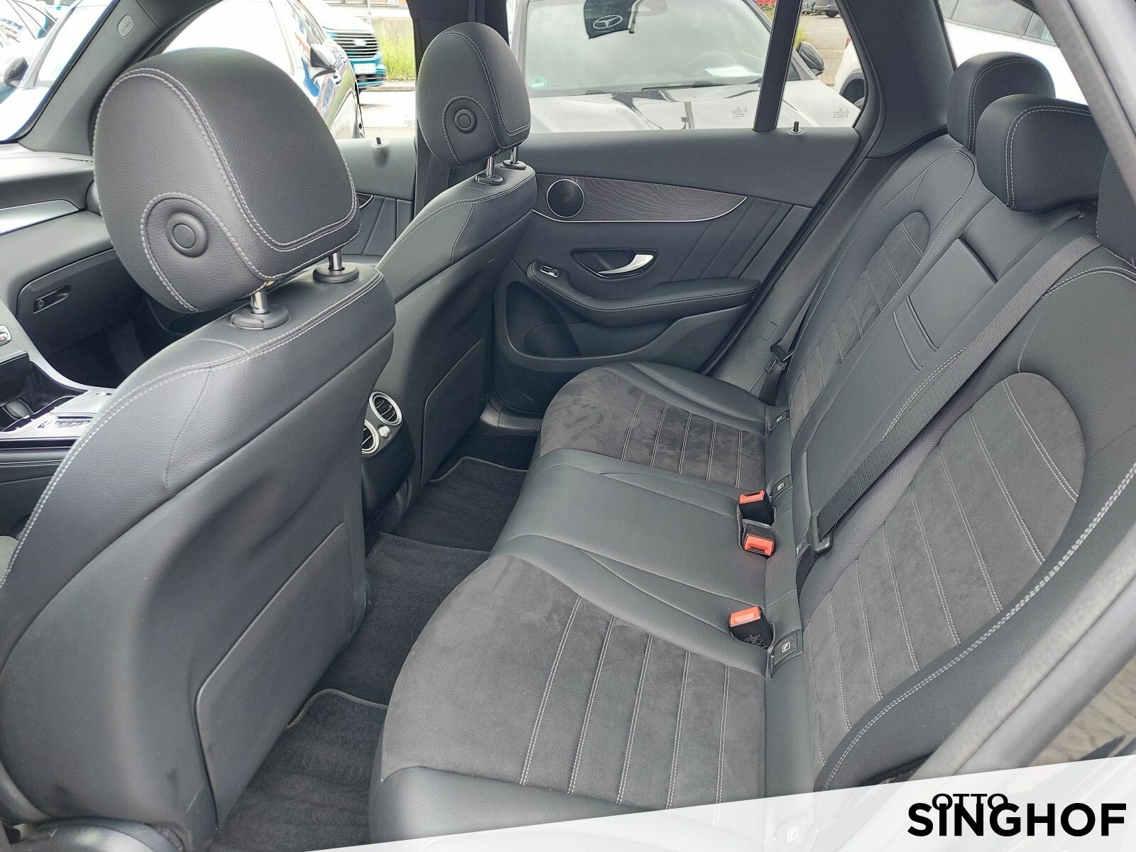 Fahrzeugabbildung Mercedes-Benz GLC 200 AMG Pano+AHK+Distronic+Night+360°+dynLED