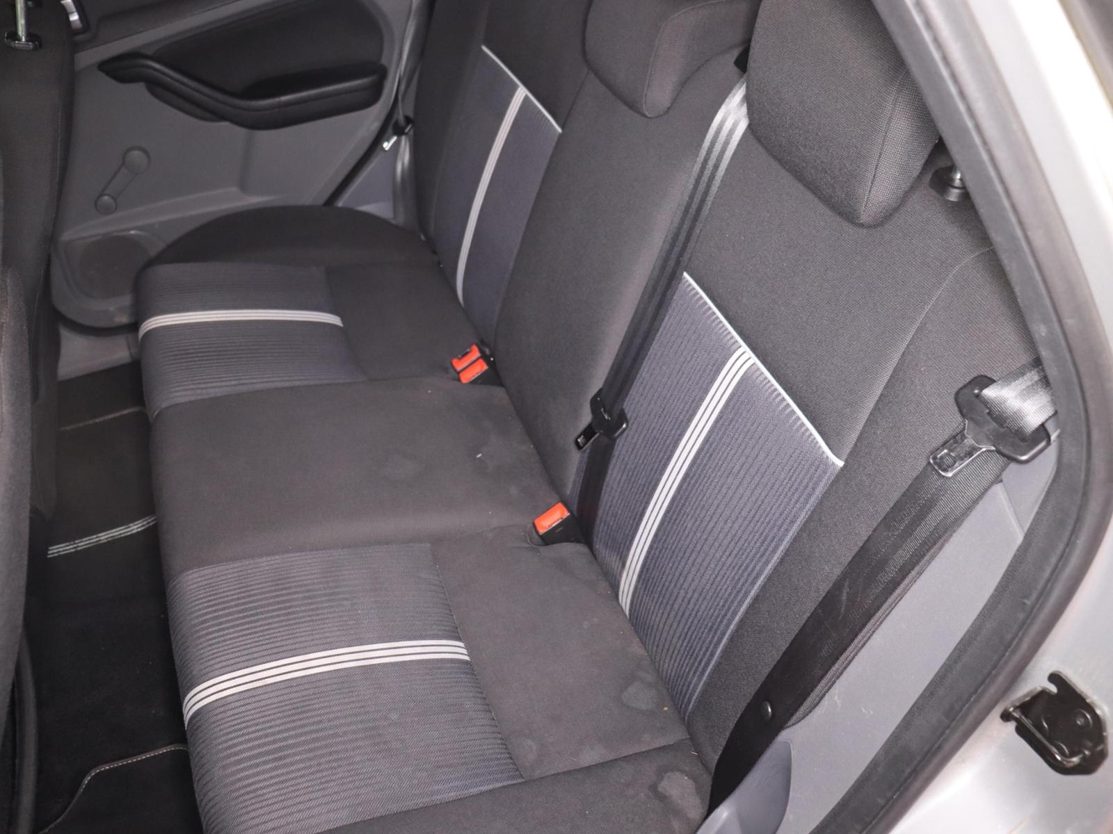 Ford Focus 2010 — photo 17