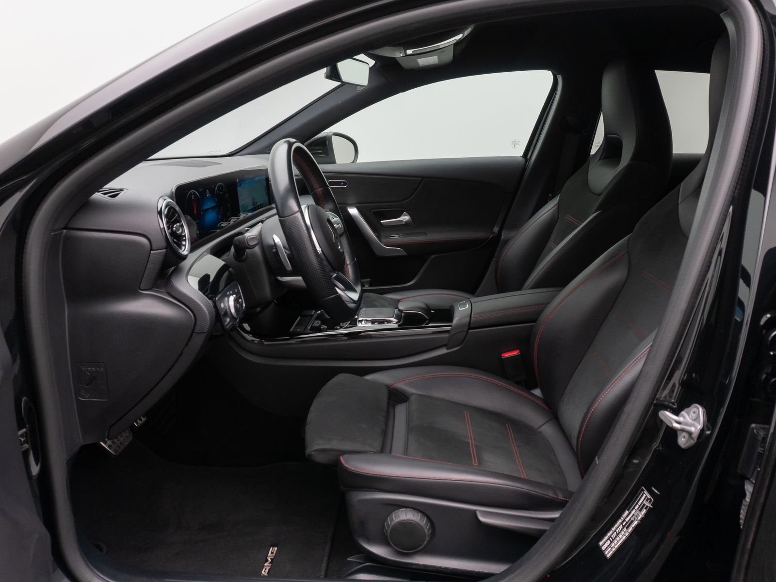 Fahrzeugabbildung Mercedes-Benz A250 AMG Line Kamera AHK Alarm Sportsitz 18Zoll