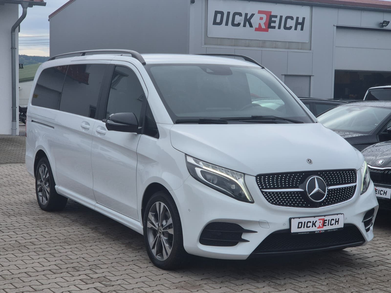 Fahrzeugabbildung Mercedes-Benz V 300 d 4MATIC lang AMG PANO*Mittelkonsole*AHK