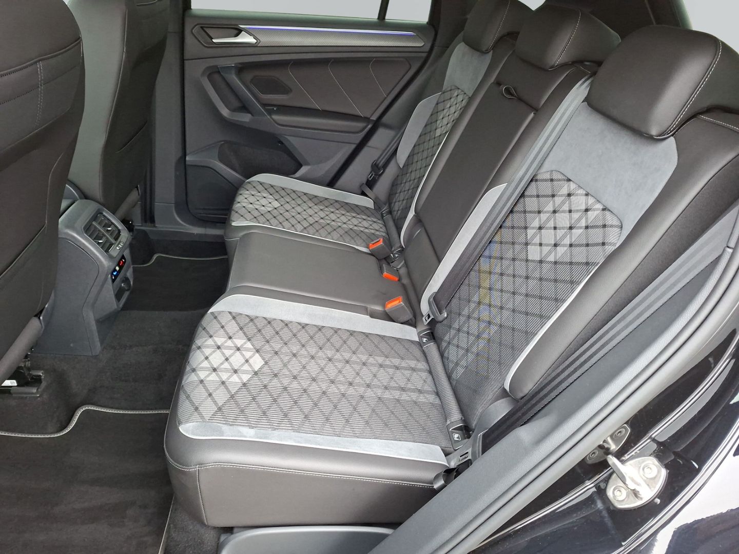 Tiguan 2.0 TDI DSG R-Line *AHK*STHZ*MATRIX*