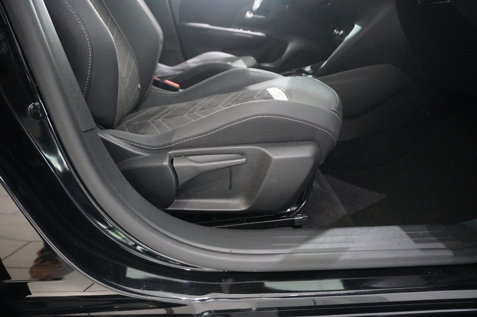 Fahrzeugabbildung Opel Corsa-e F GS SPORT 3-PHASIG NAVI/LED/KAMERA/VIRT