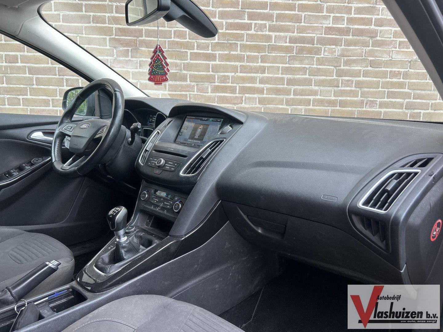 Ford Focus 2015 — photo 16