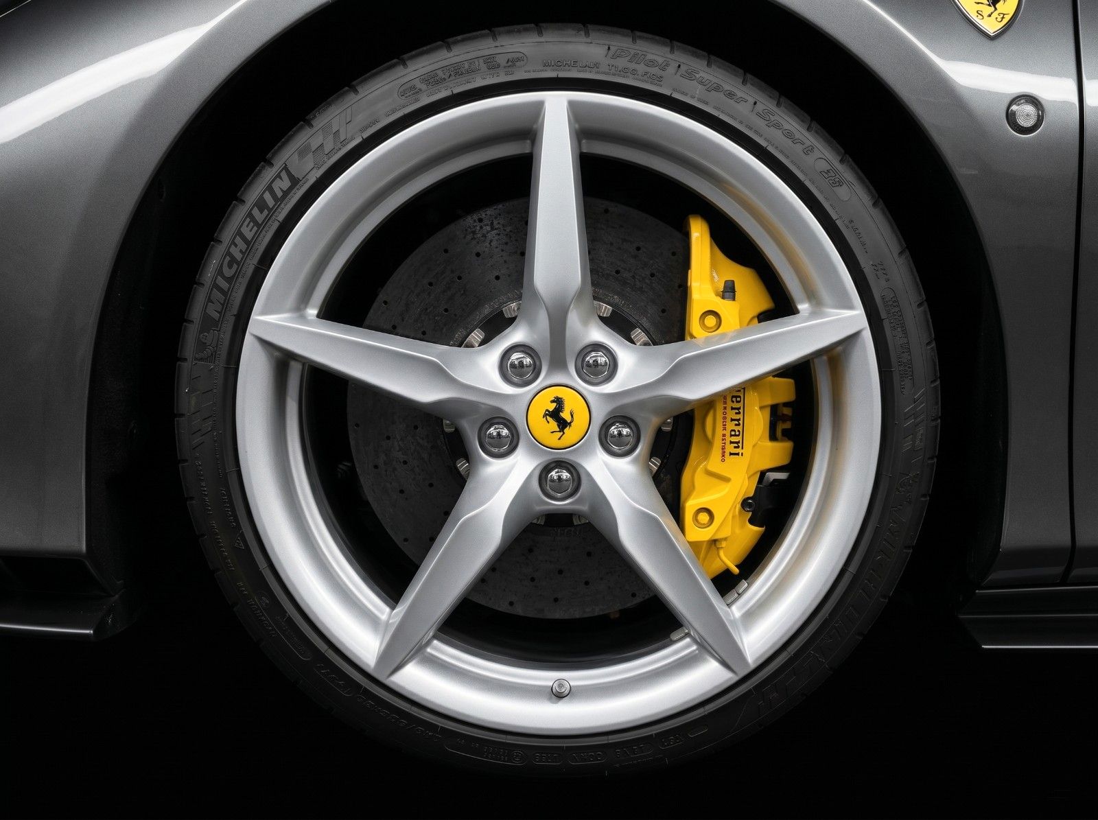 Fahrzeugabbildung Ferrari Ferrari F8 Spider | Lift | Carbon |Passenger