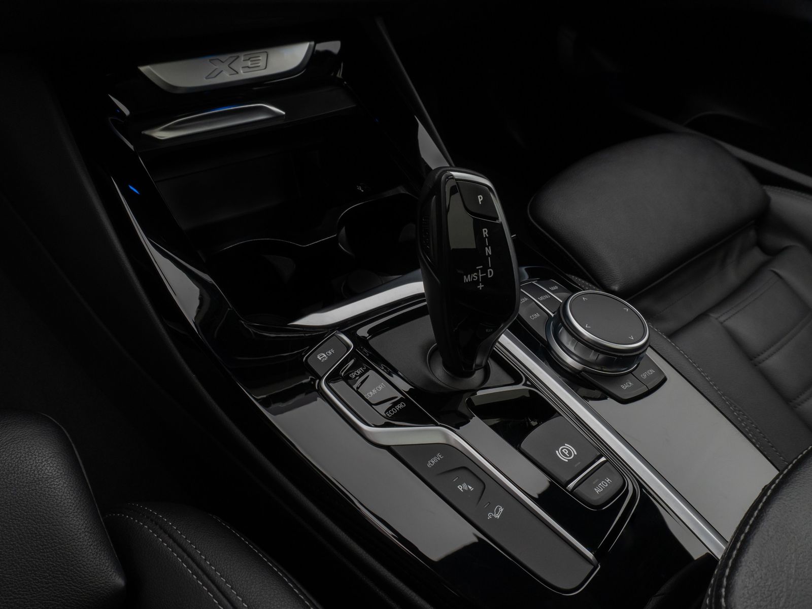 Fahrzeugabbildung BMW X3 xD30e Panorama HUD DAB HiFi Komfort Sport 20"