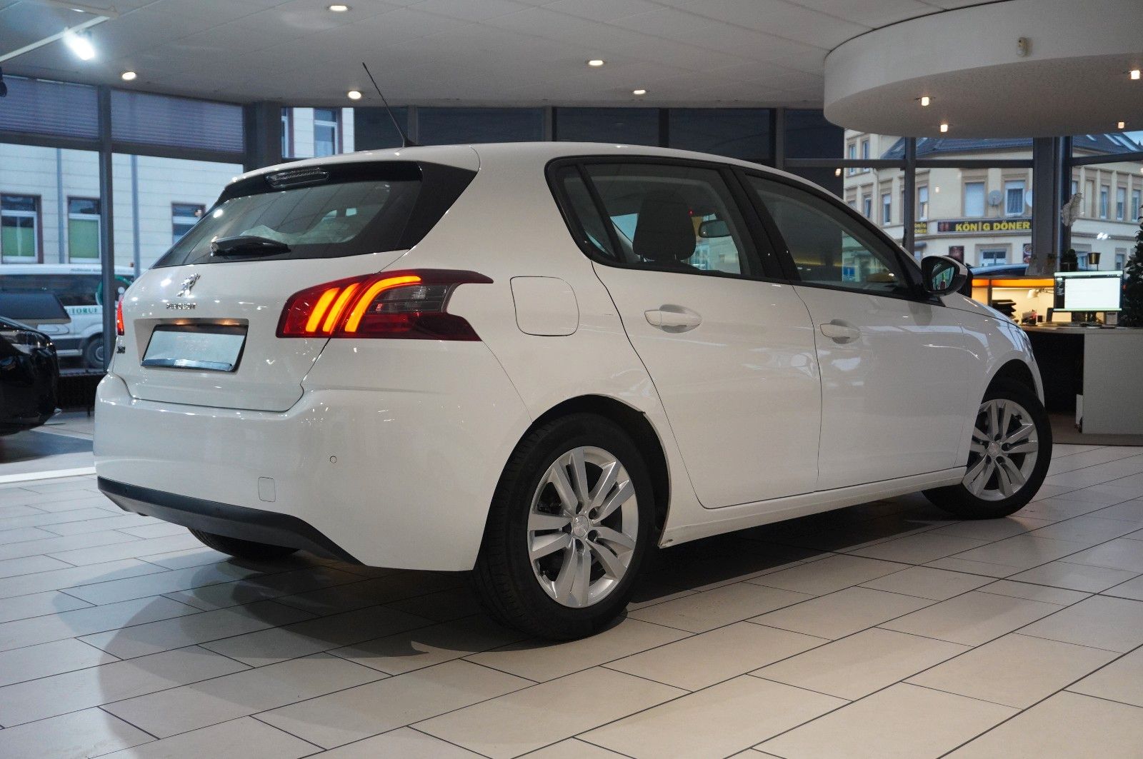 Fahrzeugabbildung Peugeot 308 LIM. 1.2T ACTICE PACK NAVI/LED/SPORT/NEBEL