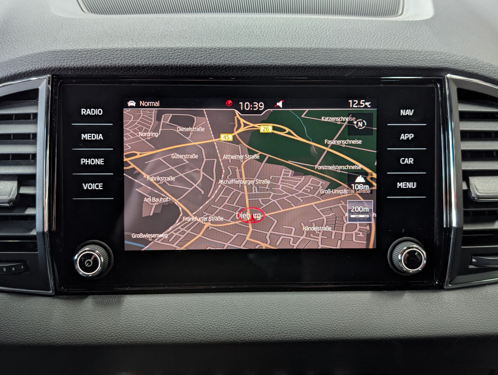 Fahrzeugabbildung SKODA Karoq Sportline 4x4 2.0 TSI ACC APP 4xSHZ AMBI