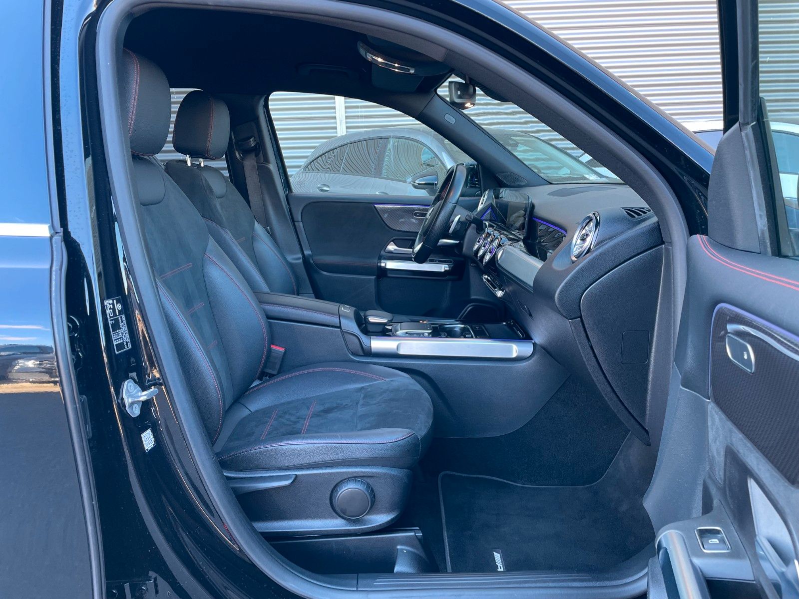 Fahrzeugabbildung Mercedes-Benz GLB 200 AMG 7-Sitzer +Ambiente+R-Kamera+Carplay