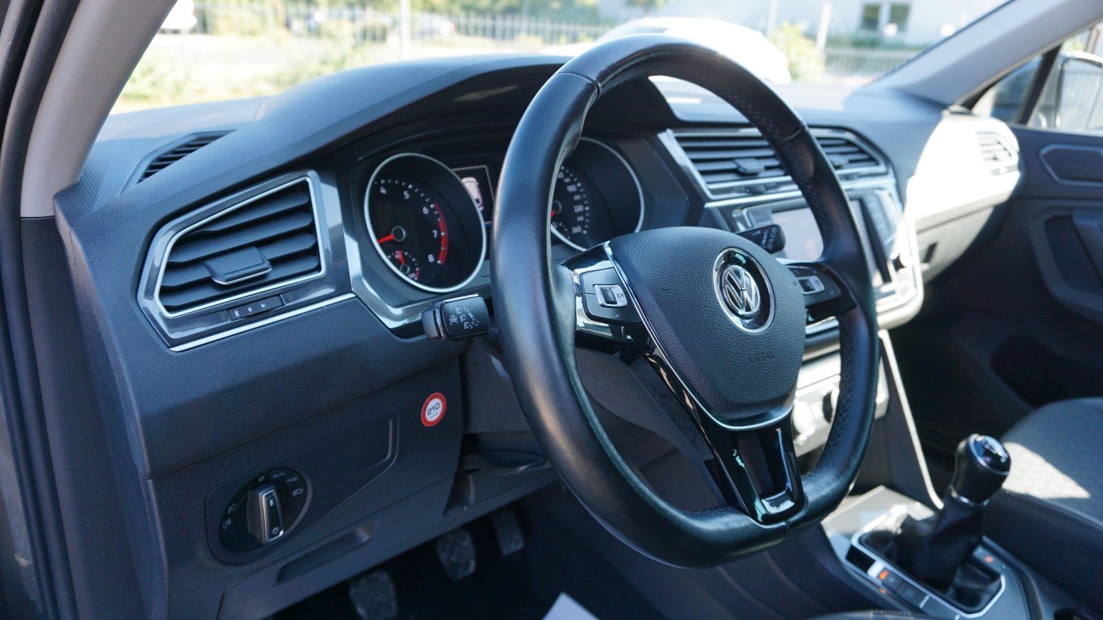 Fahrzeugabbildung Volkswagen Tiguan Comfortline BMT, LED,Navi,PDC, AHK el.