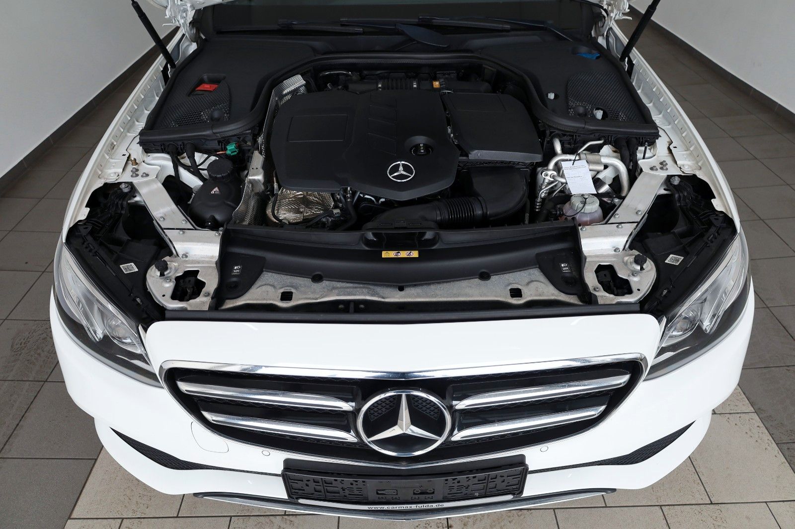 Fahrzeugabbildung Mercedes-Benz E 300de T Avantgarde,Navi,LED,Kamer,SH,AHK,SR+WR