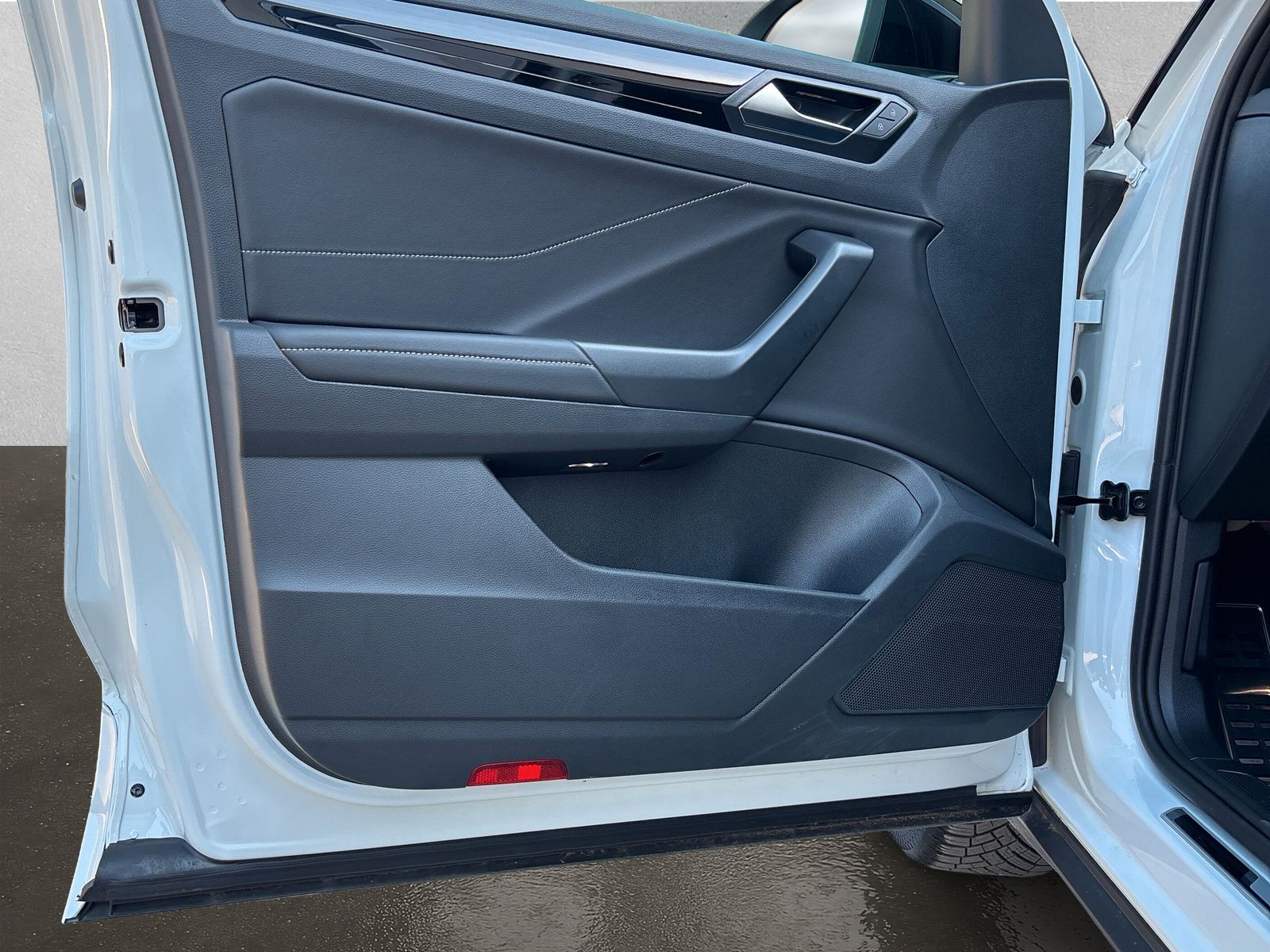 Fahrzeugabbildung Volkswagen T-Roc 1.5 TSI R-Line AHK Kamera SHZ