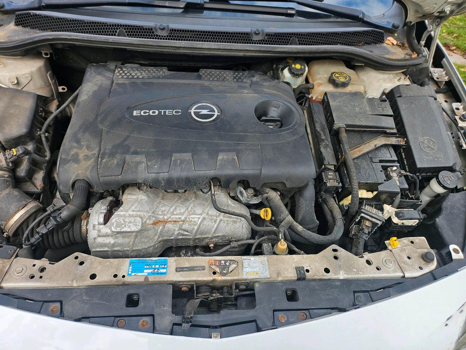 Opel Astra 2012 — photo 10