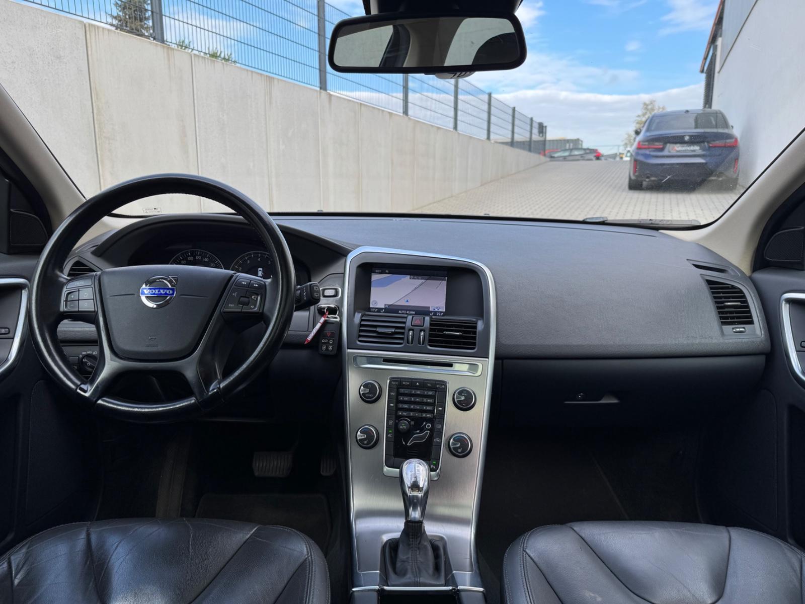 Volvo XC60 Kinetic 2.0 241 ch BVA / Toit panoramique / Cuir / GPS / Sièges chauffants