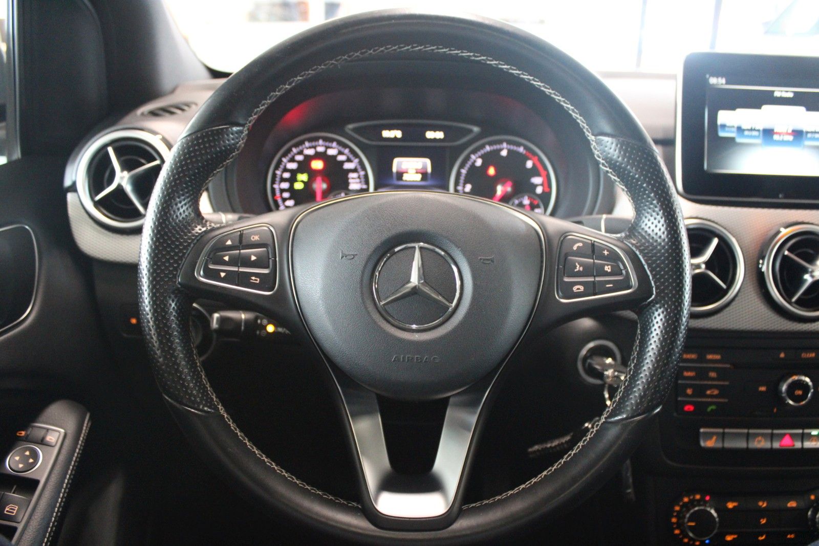 Fahrzeugabbildung Mercedes-Benz B 180 CDI Urban NAVI + PANORAMADACH + AHK