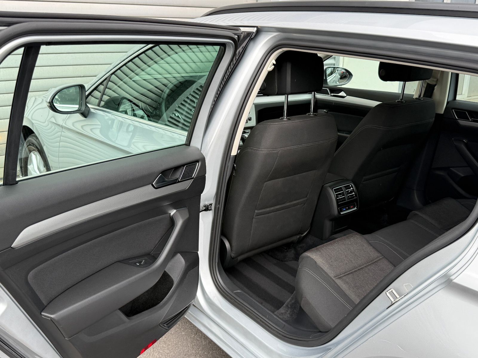Fahrzeugabbildung Volkswagen Passat Comfortline DSG ACC Navi PDC SHZ Massage