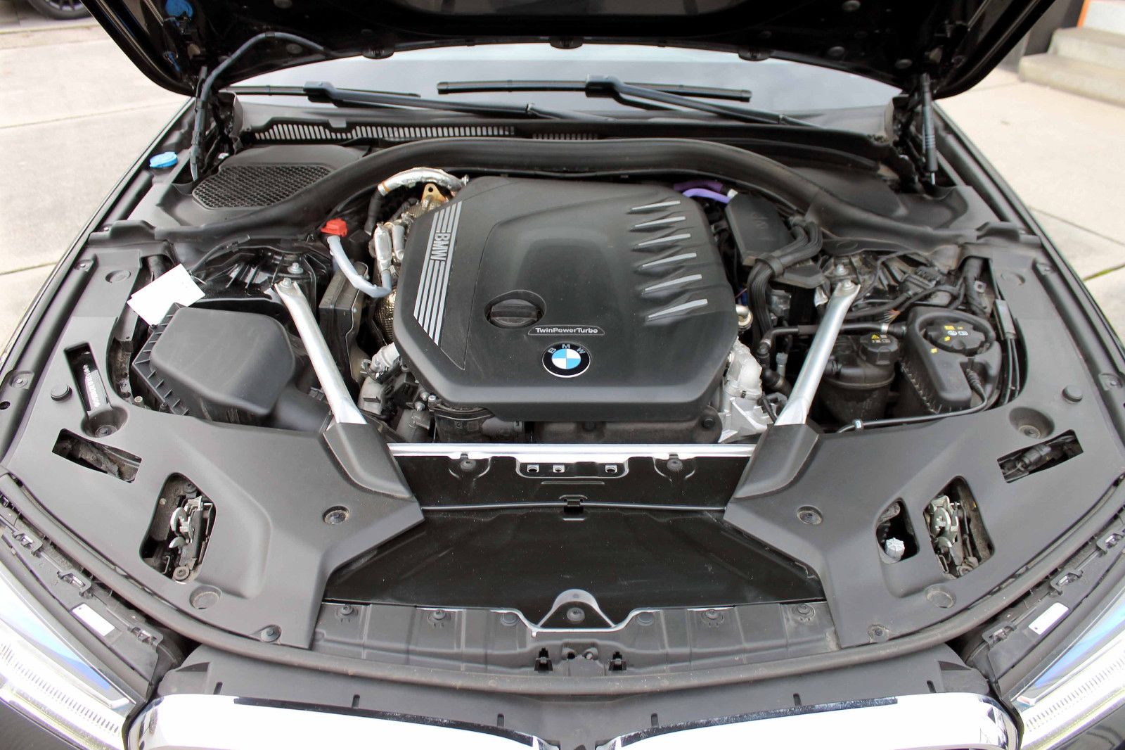 Fahrzeugabbildung BMW 530d xDrive Touring ACC LED HUD KAM BT NAV AMBI