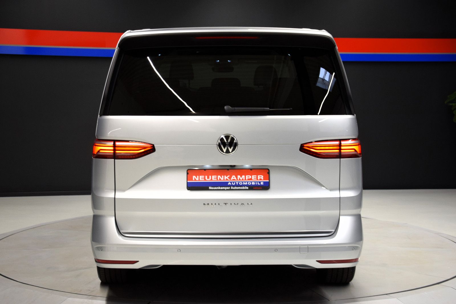 Fahrzeugabbildung Volkswagen T7 Multivan Style lang Pano AHK ACC Sthz NP 75T€