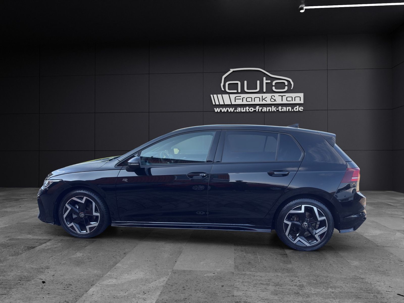Fahrzeugabbildung Volkswagen Golf VIII R-Line/ACC/Navi/Ambiente/Apple CarPlay