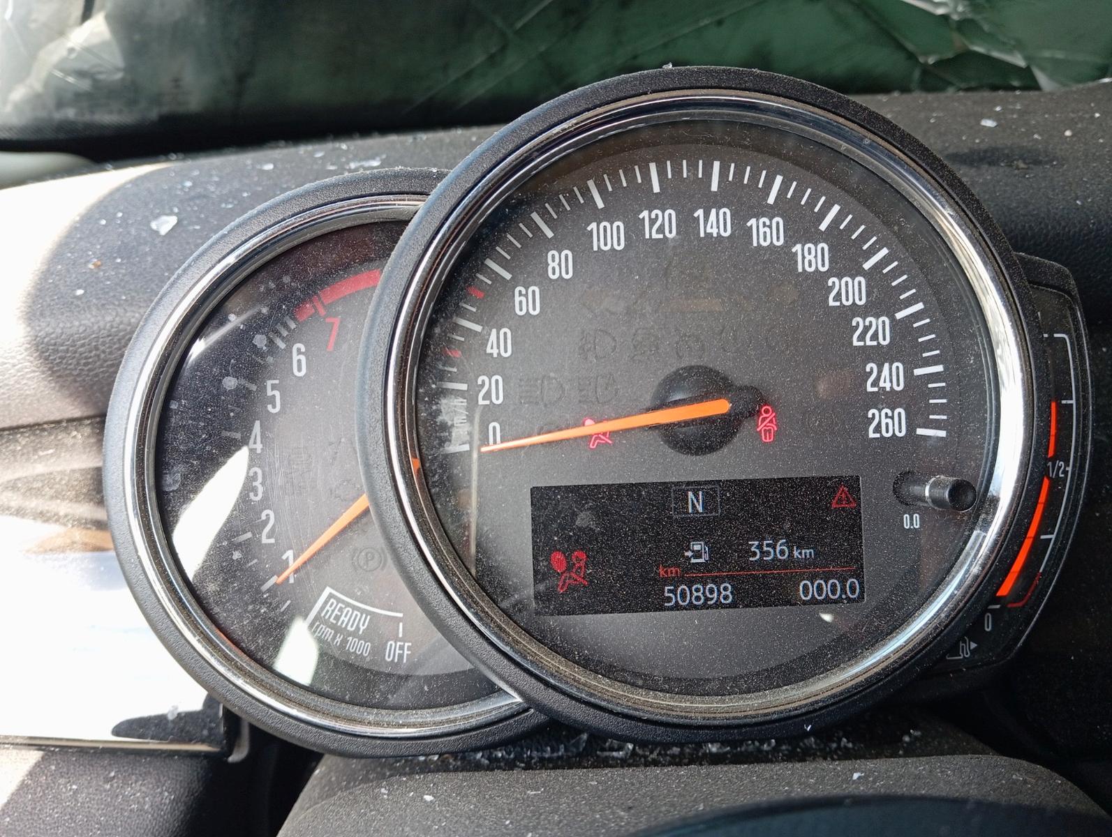 MINI Cooper - 1 Hand