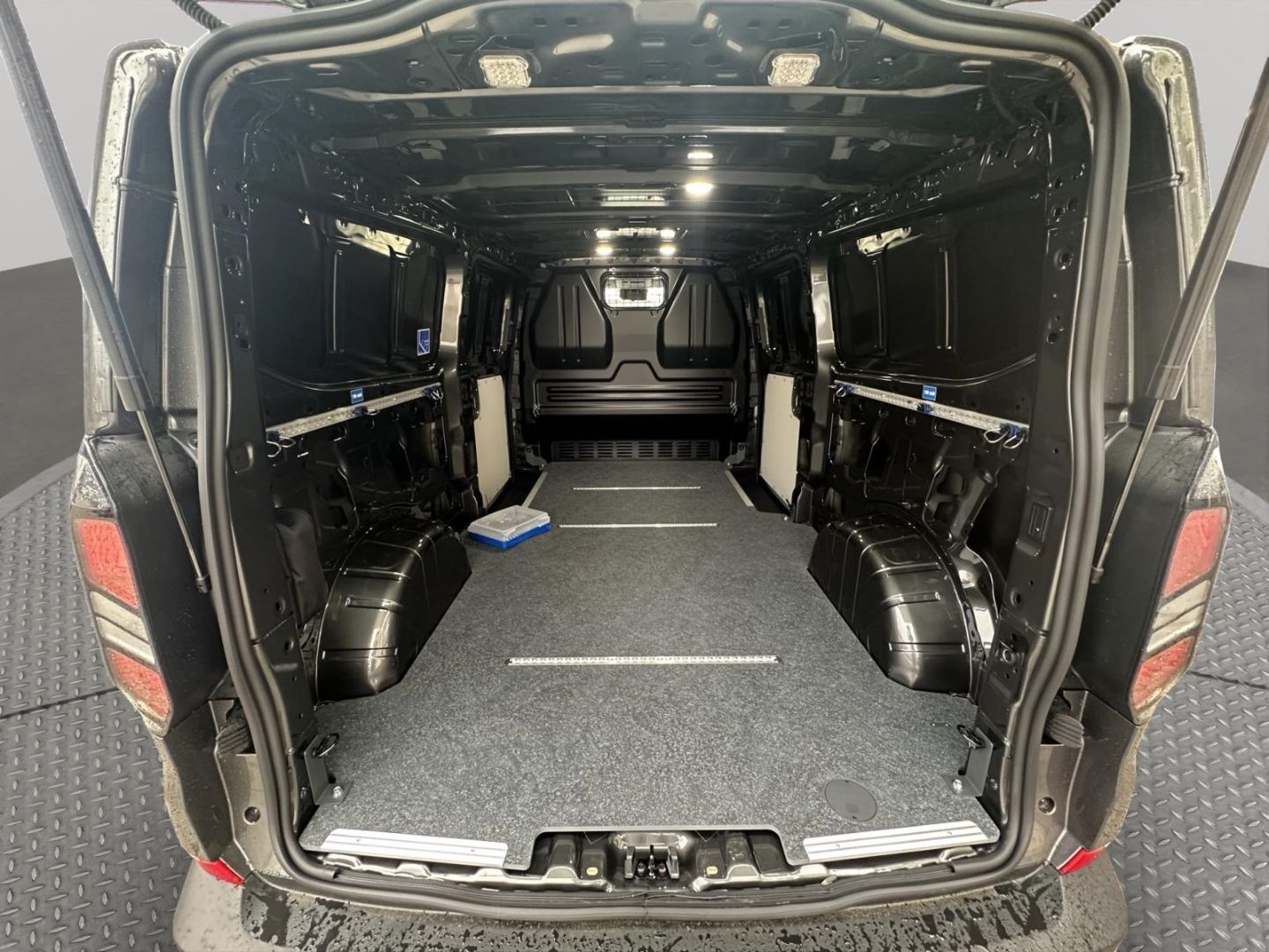 Fahrzeugabbildung Ford Transit Custom 320 L2 FWD StandHZG AHK Navi LED