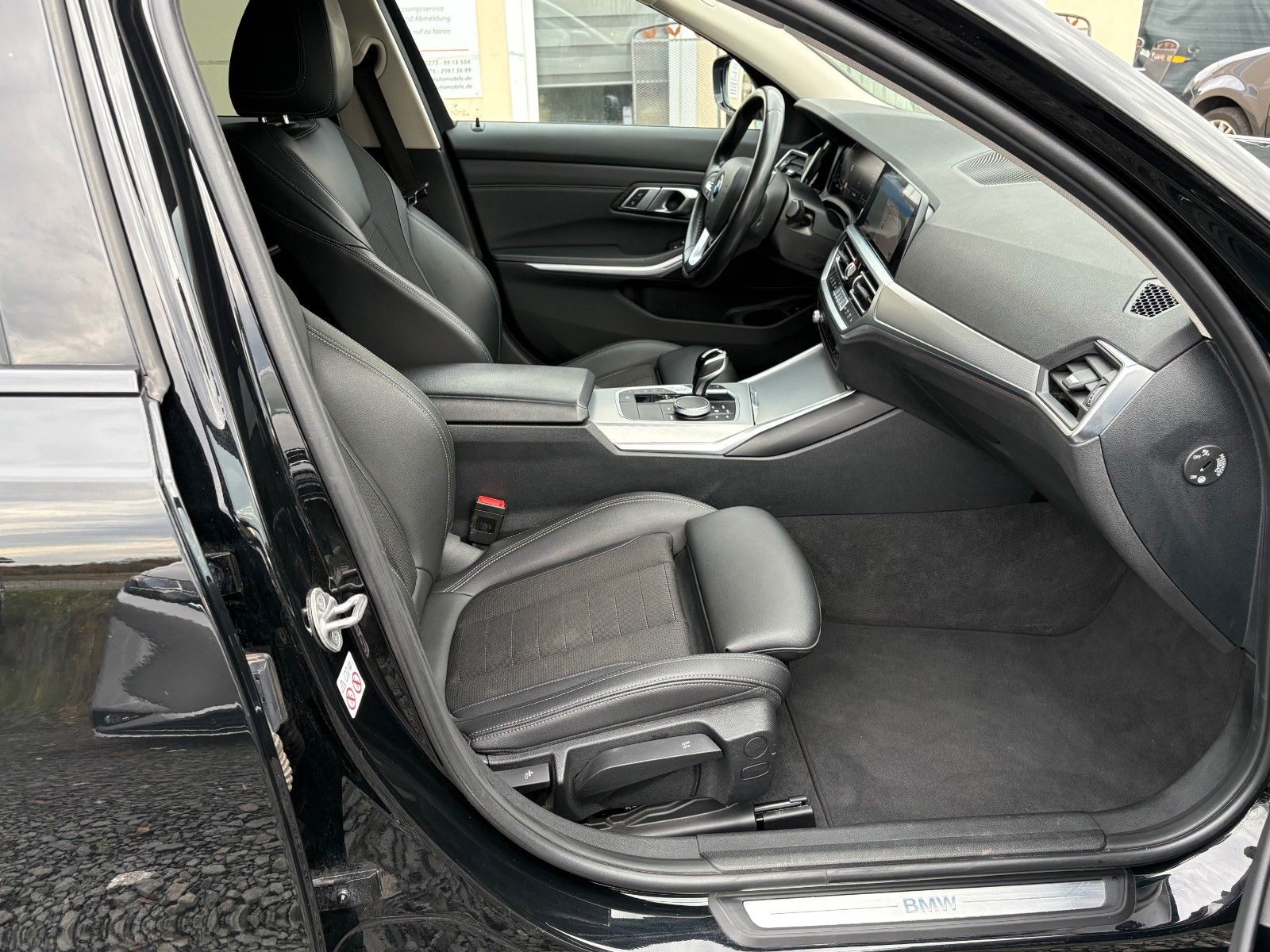 Fahrzeugabbildung BMW 318d Tour Aut. SPORT LINE Navi LED AHK Leder 1HD