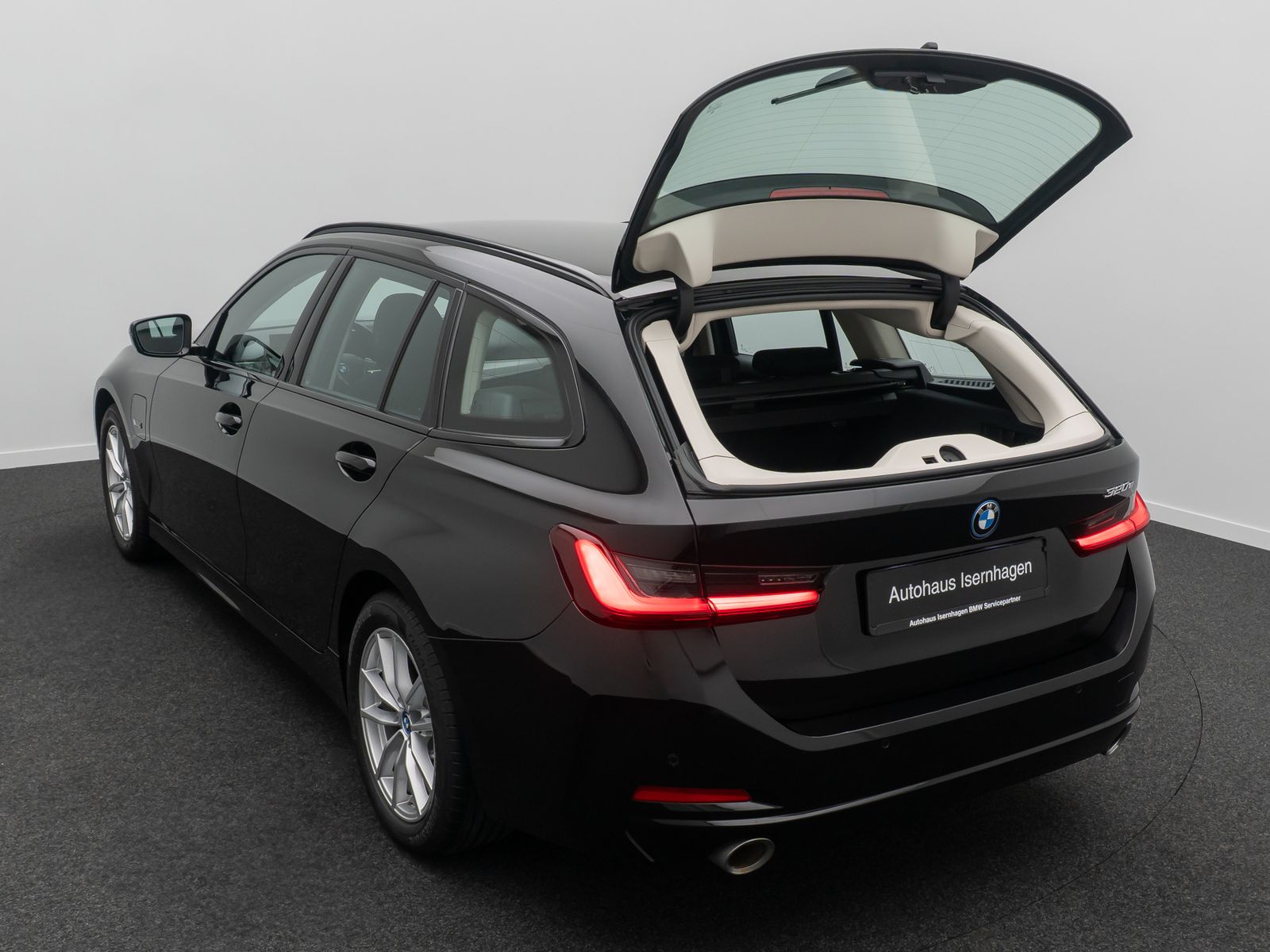 Fahrzeugabbildung BMW 320e GeschwindigReg AHK HiFi PDC CockpitPlus DAB