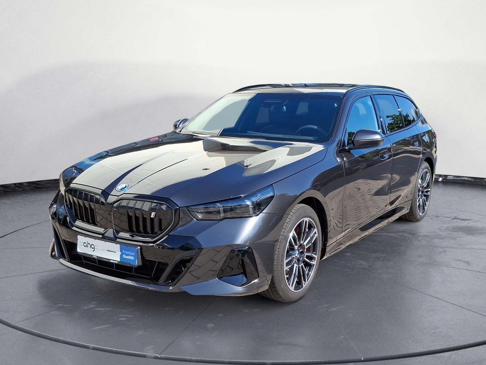 BMW i5 xDrive40 Touring M Sportpaket Pro AHK Driving