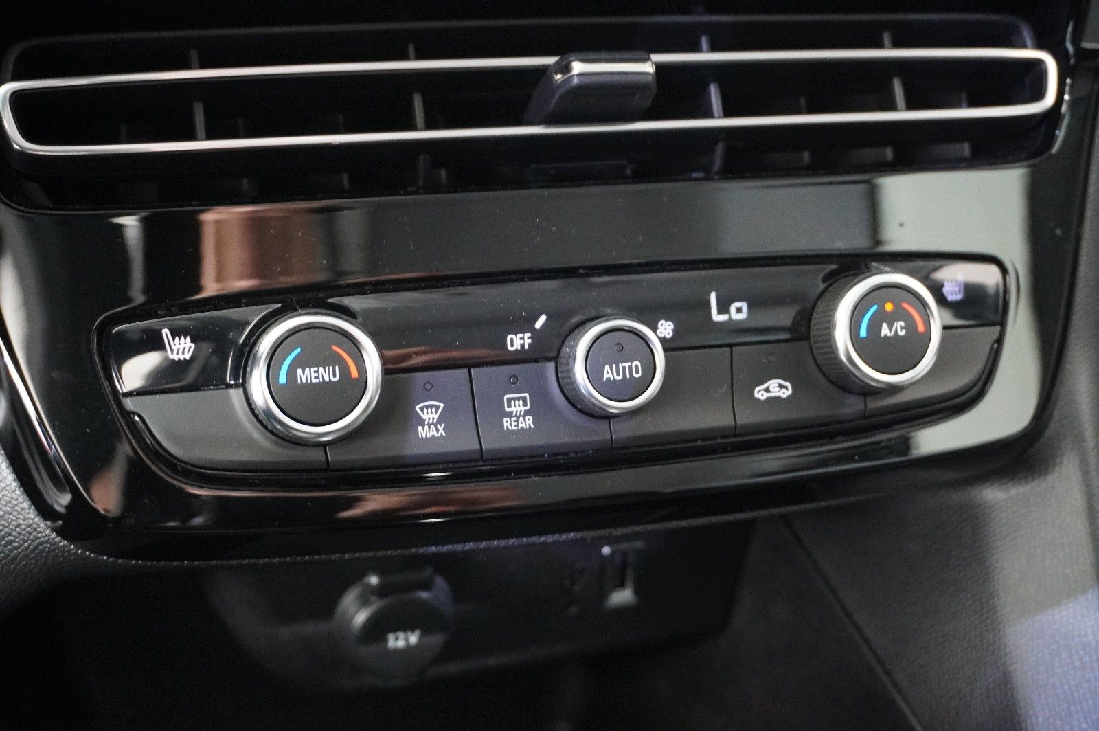 Fahrzeugabbildung Opel Mokka ELEGANCE 1.2T NAVI/LED/KAMERA/SPORT/SH/DAB