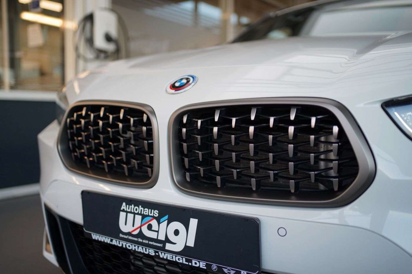 Fahrzeugabbildung BMW X2 M35i M Sport +Glasdach+HeadUp+Parkassist+Navi