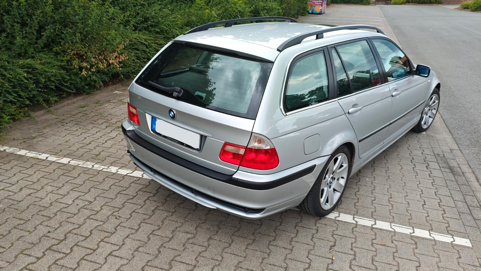 BMW 320 2004 — rear view