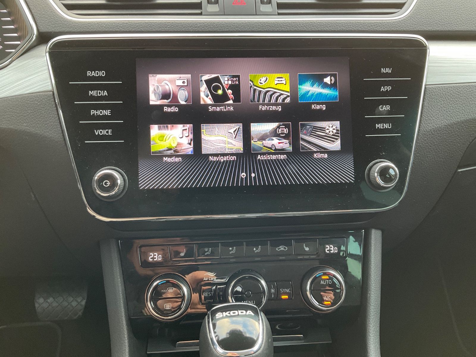 Fahrzeugabbildung SKODA Superb Combi 2.0 TDI DSG,Navi,LED,Kamera,ACC