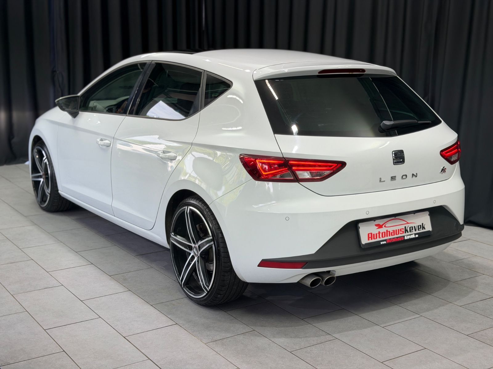 Fahrzeugabbildung SEAT Leon FR|NAVI|LED|PANORAMA|PDC|TÜV 03/28