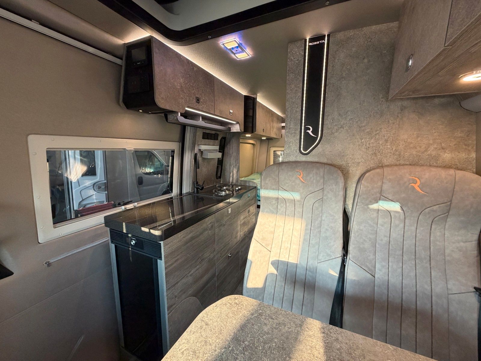 Fahrzeugabbildung Robeta Adonis - Luxus Campervan mit Aufstelldach