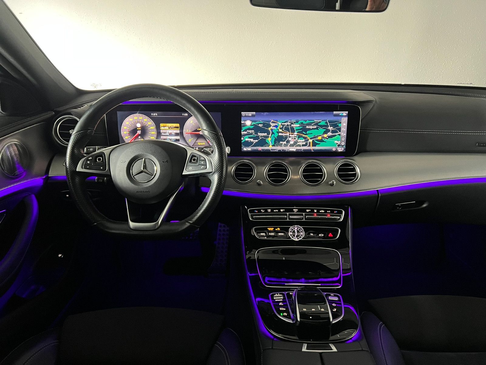 Fahrzeugabbildung Mercedes-Benz E 220 d AMG-LINE/PANO/BURMESTER/DISTRONIC PLUS