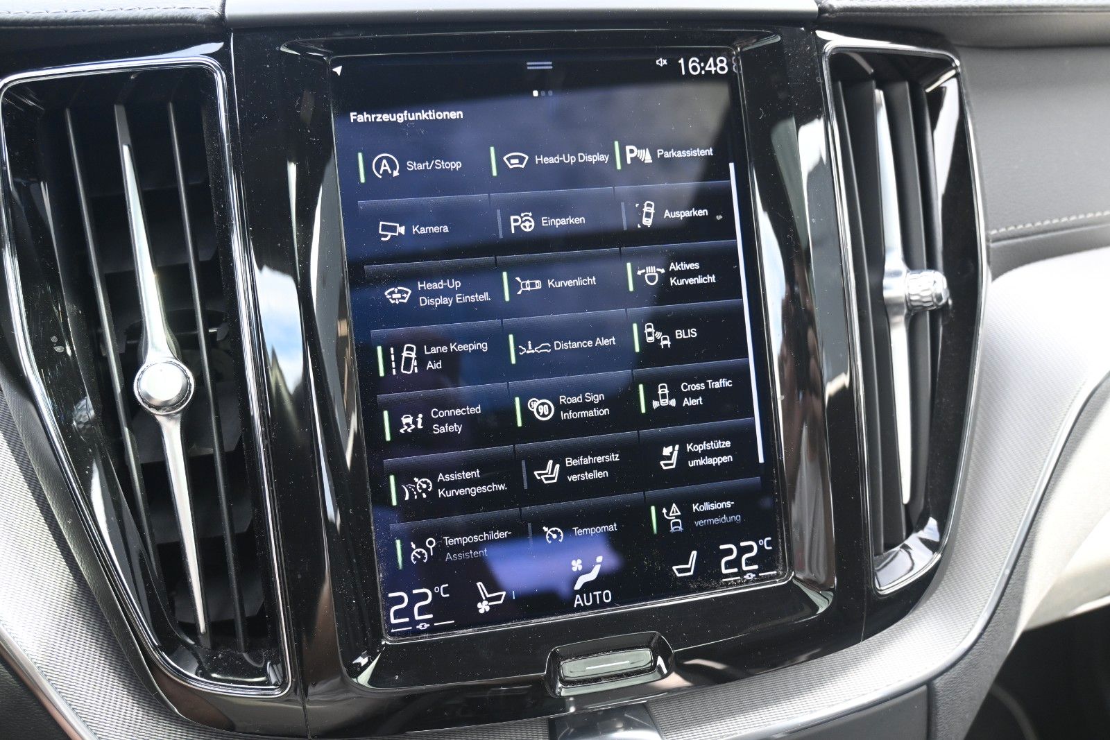 Fahrzeugabbildung Volvo XC60 B5D AWD R-Design*LED*PANO*STHZ*LUFT*B&W*AHK