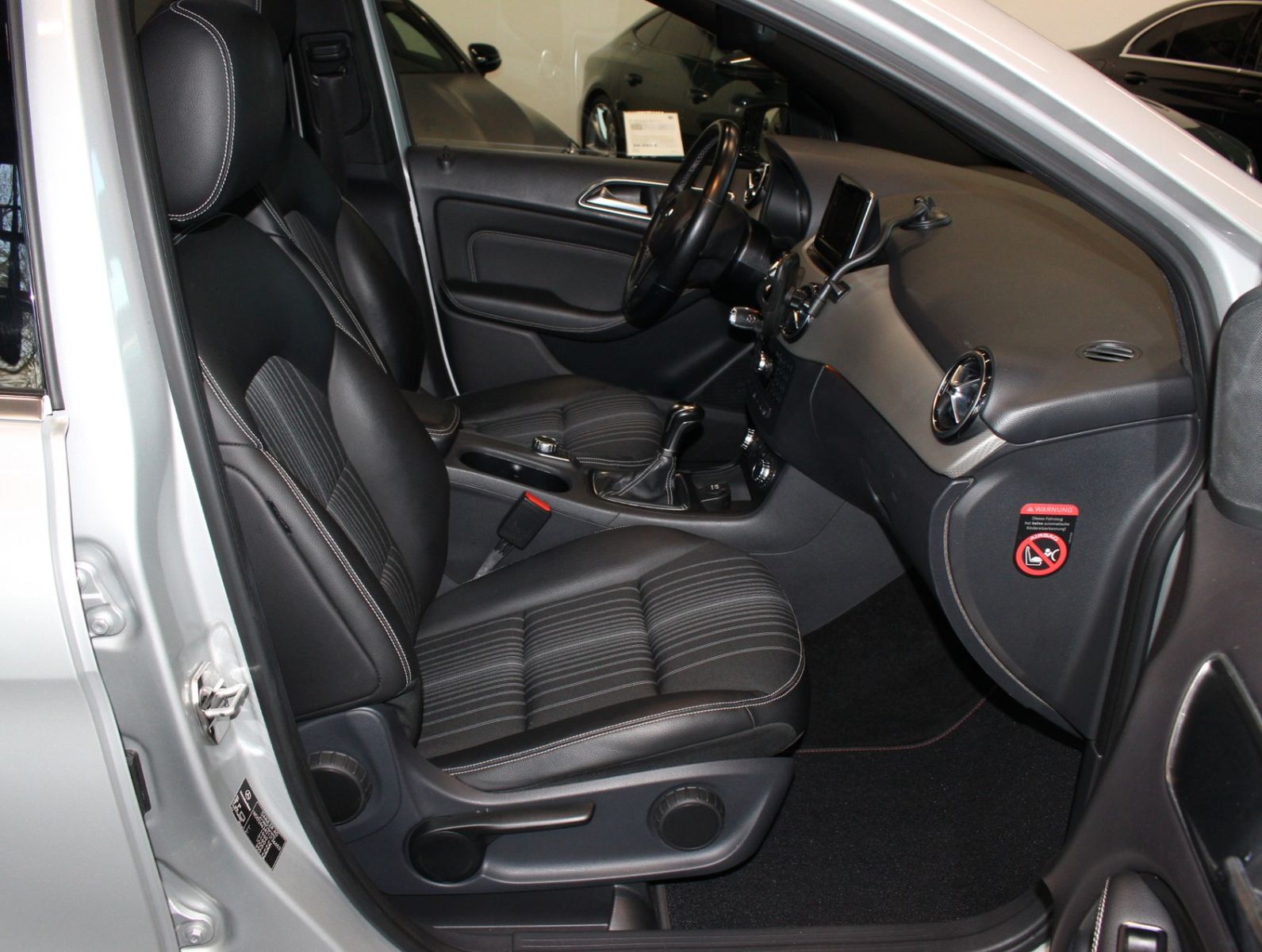 Fahrzeugabbildung Mercedes-Benz B 180 BlueEF*Sport-Paket*Navi*Bi-Xenon