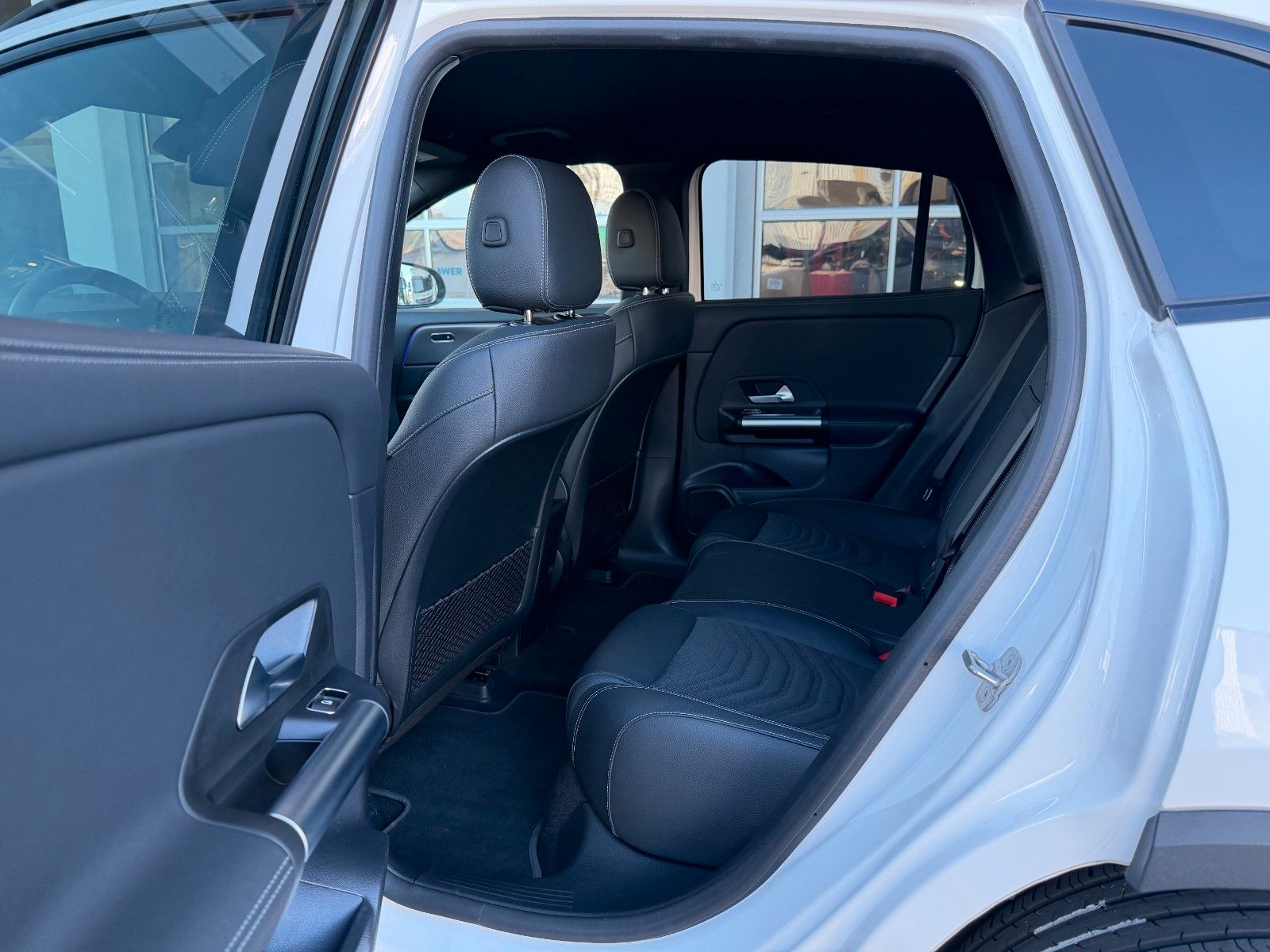 Fahrzeugabbildung Mercedes-Benz EQA 300 4M Progressive+Ambiente+Night+19`+TotW