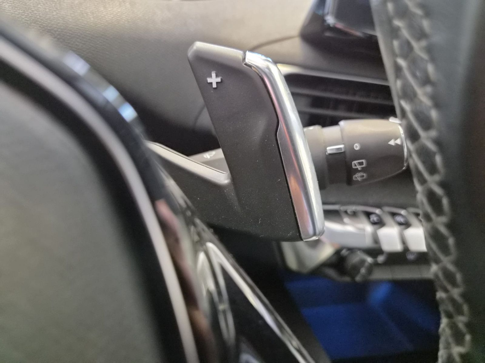 Fahrzeugabbildung Peugeot 3008 Hybrid 225 Roadtrip / LED/KAMERA/GARANTIE